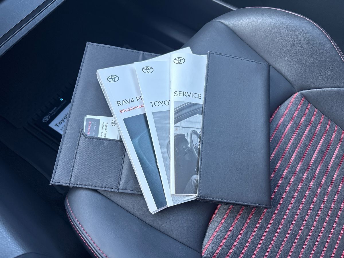 Sort Toyota RAV4 Plug-in fra 2022