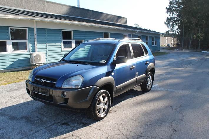 Blå Hyundai Tucson fra 2005 set udefra