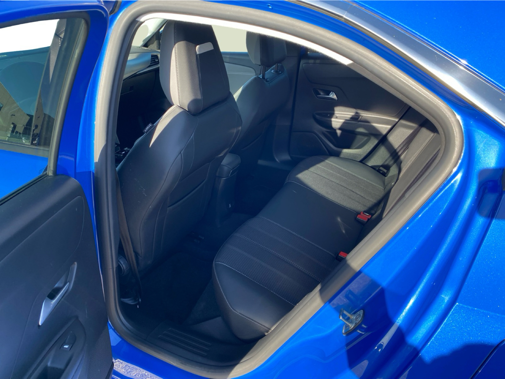 Blå Opel Mokka-e fra 2021