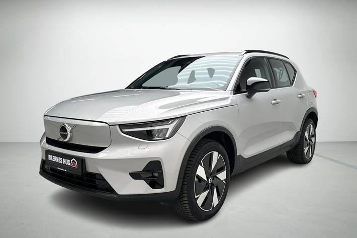 Sølv Volvo XC40 fra 2023 set udefra