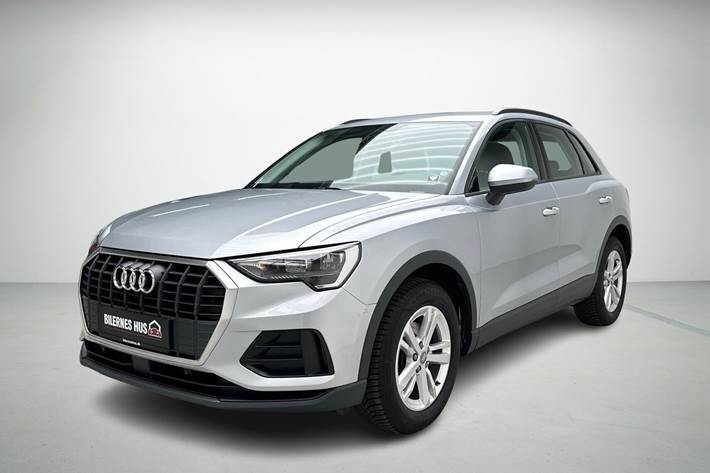 Sølv Audi Q3 fra 2019 set udefra