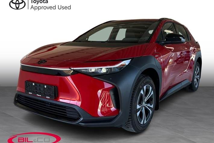 Rød Toyota BZ4X fra 2025 set udefra