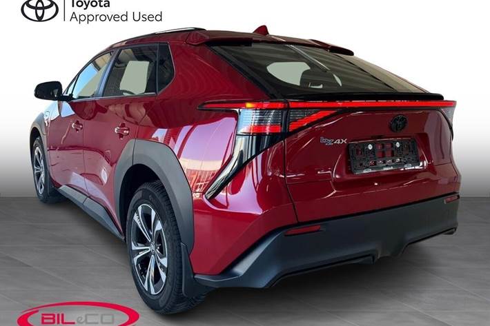 Rød Toyota BZ4X fra 2025