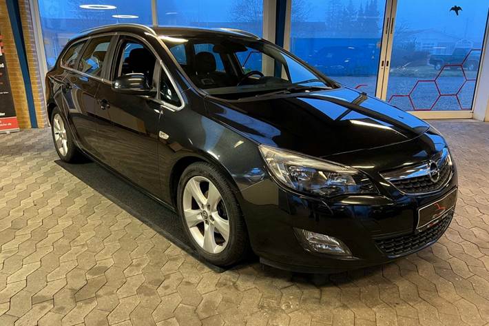 Sort Opel Astra fra 2012 set udefra