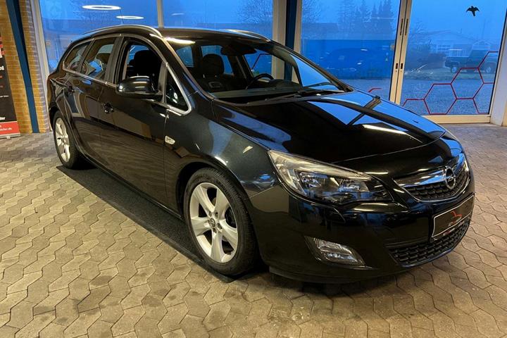 Sort Opel Astra fra 2012 set udefra