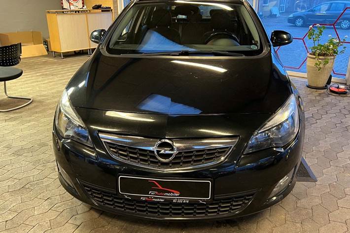 Sort Opel Astra fra 2012