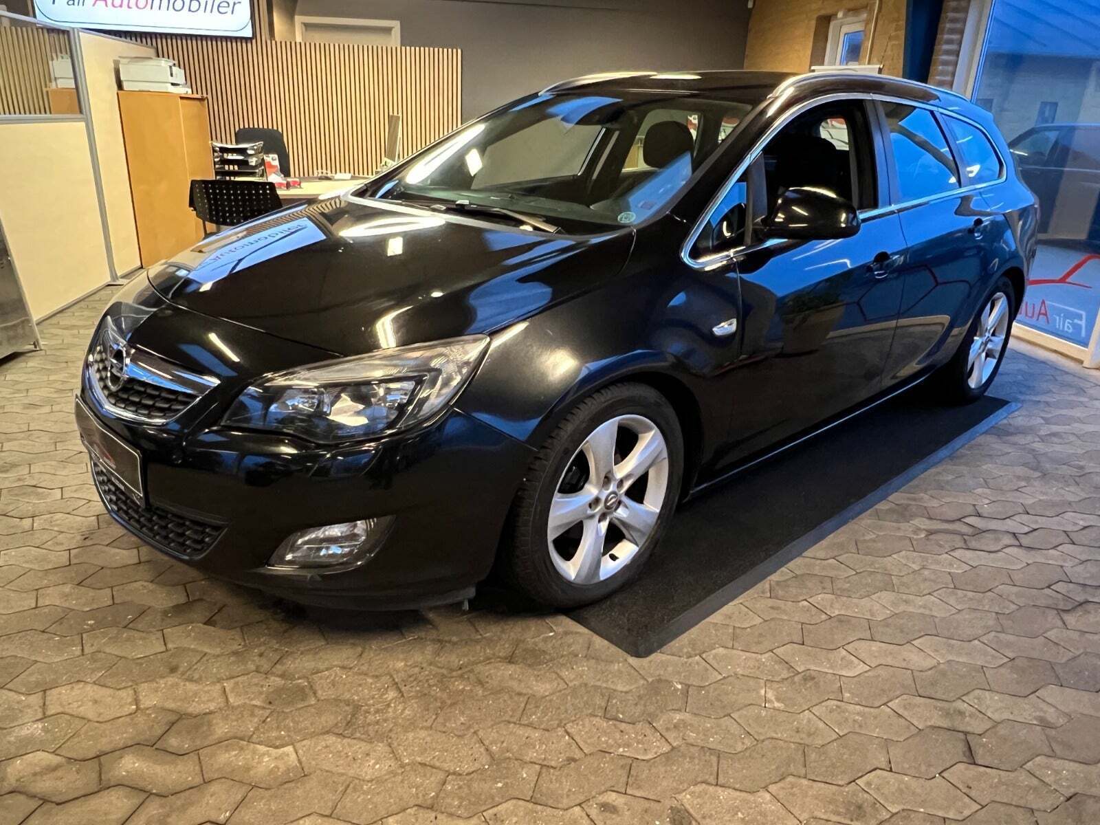 Sort Opel Astra fra 2012