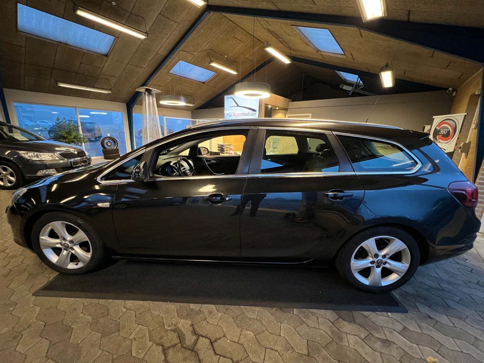 Sort Opel Astra fra 2012