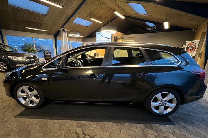 Sort Opel Astra fra 2012