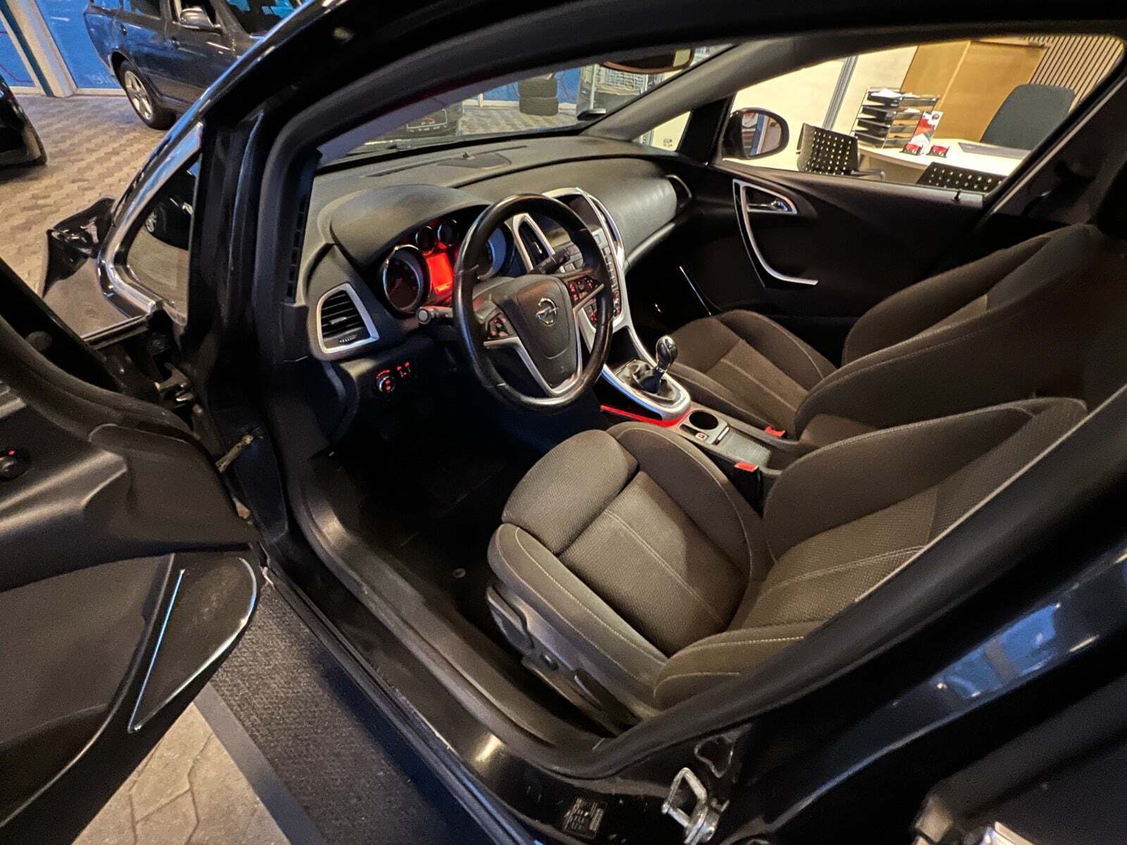 Sort Opel Astra fra 2012