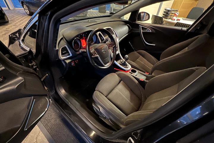 Sort Opel Astra fra 2012