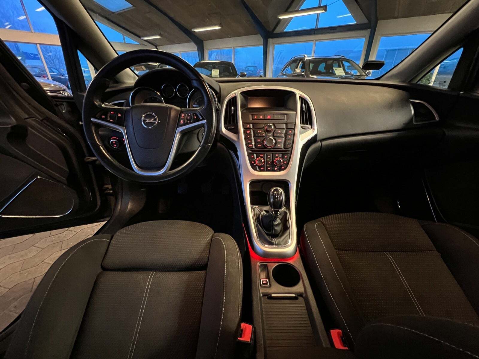 Sort Opel Astra fra 2012