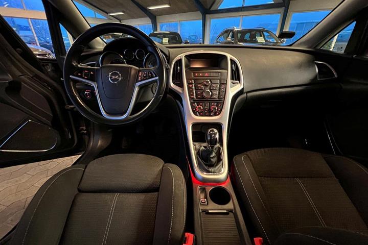 Sort Opel Astra fra 2012