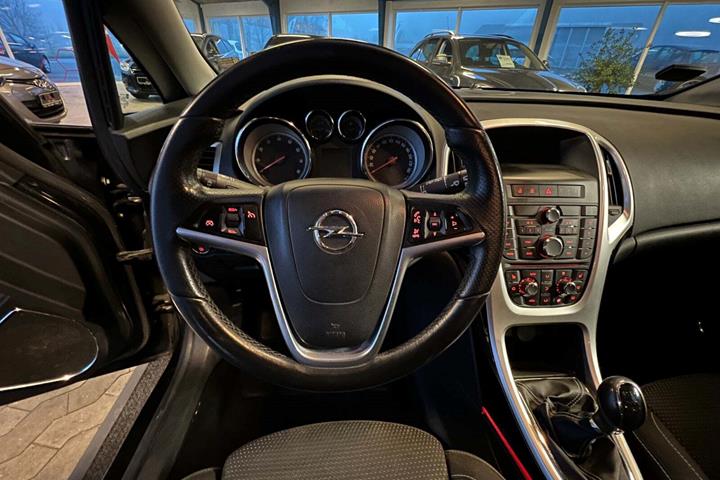 Sort Opel Astra fra 2012