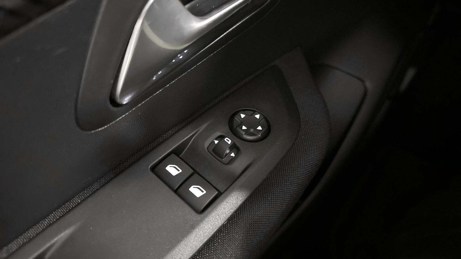 Gul Peugeot e-208 fra 2021