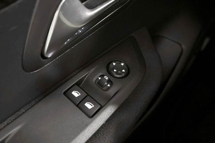 Gul Peugeot e-208 fra 2021