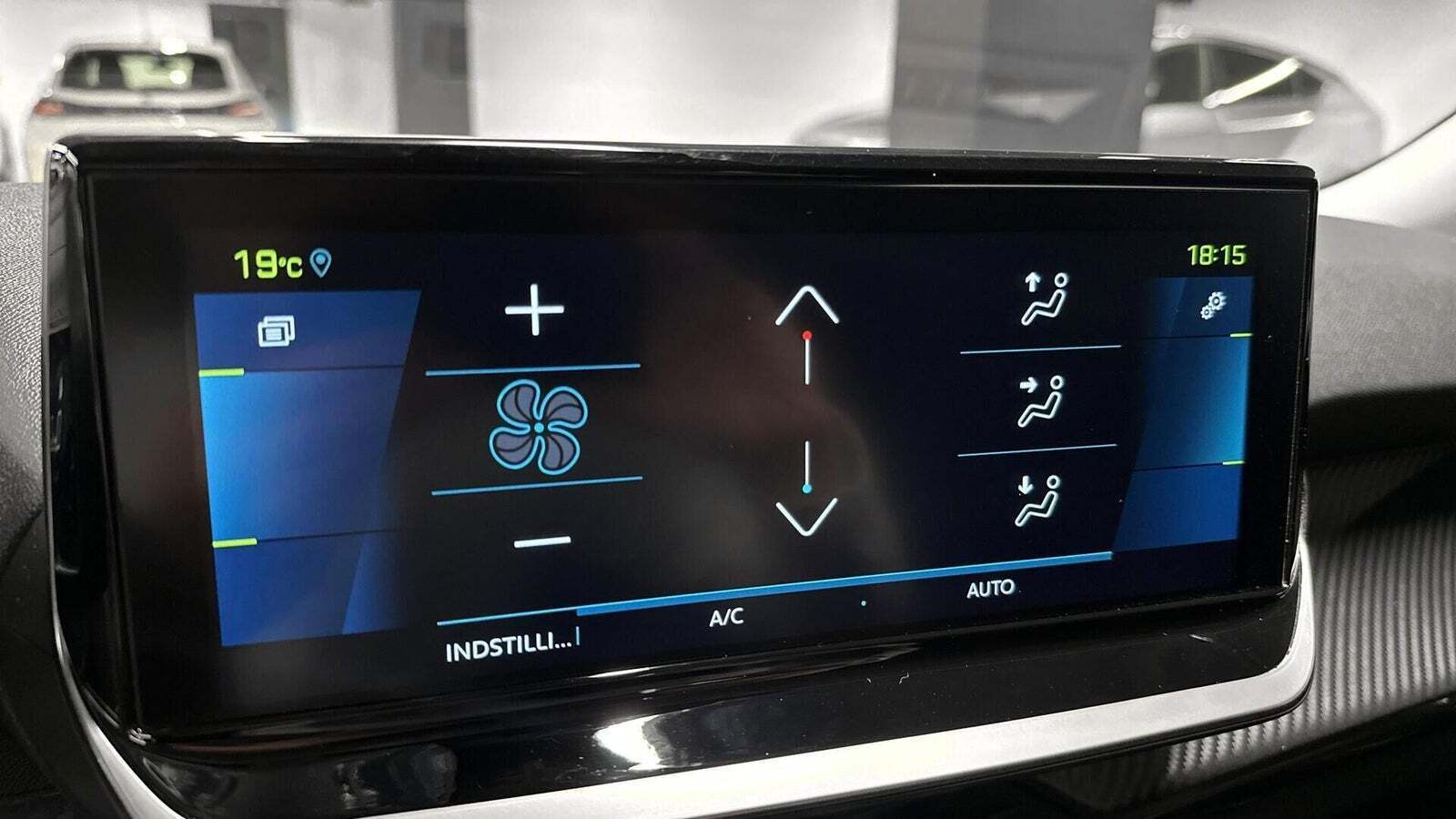 Blå Peugeot e-2008 fra 2022