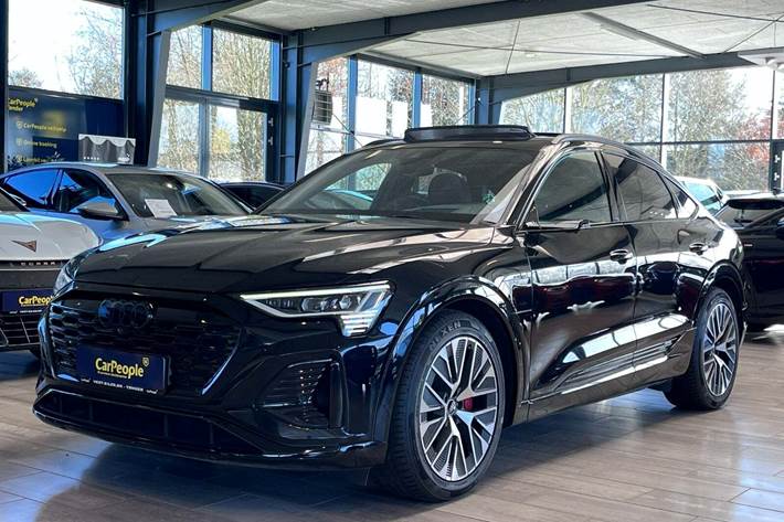 Sort Audi Q8 e-tron fra 2023 set udefra