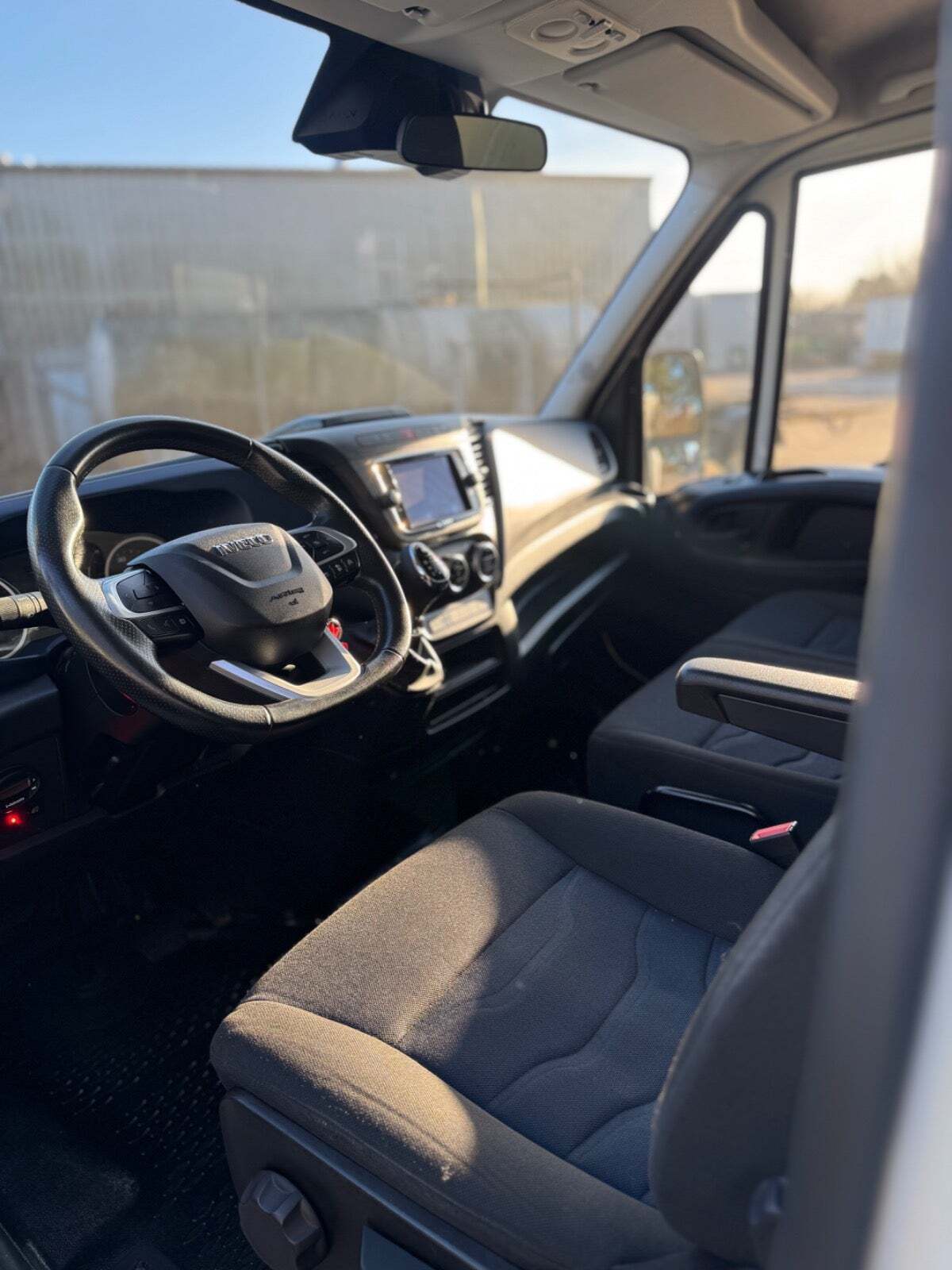 Iveco Daily 3,0 35S18 Box m/lift AG8