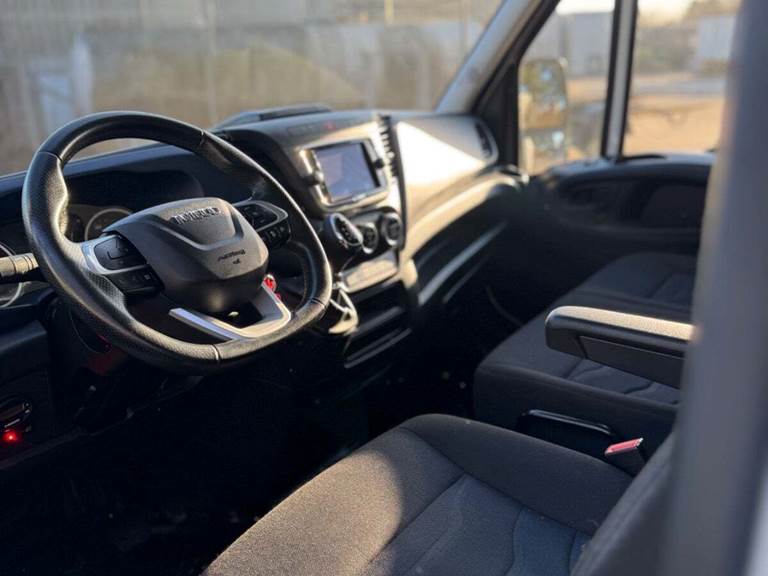 Iveco Daily 3,0 35S18 Box m/lift AG8