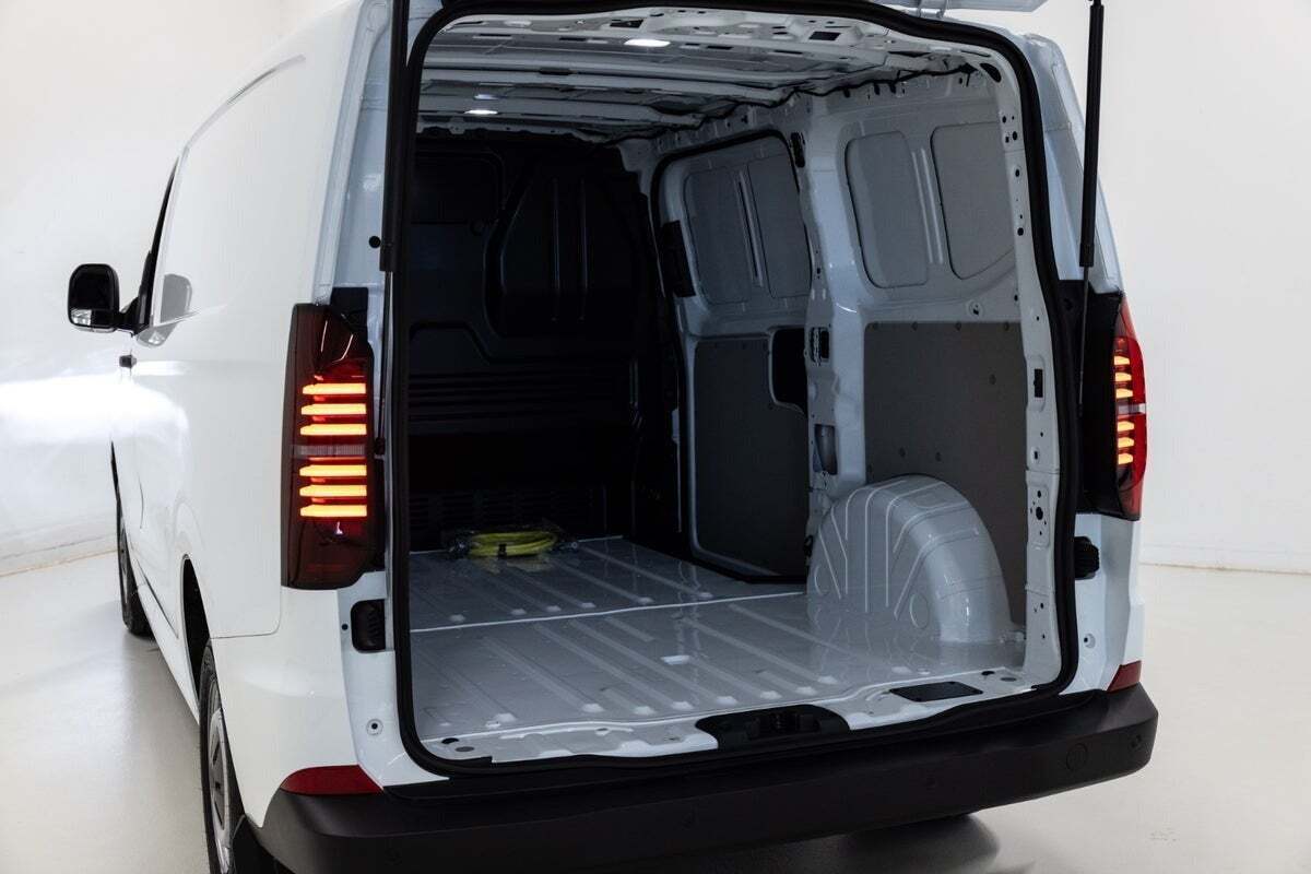 Hvid VW e-Transporter fra 2025 set udefra