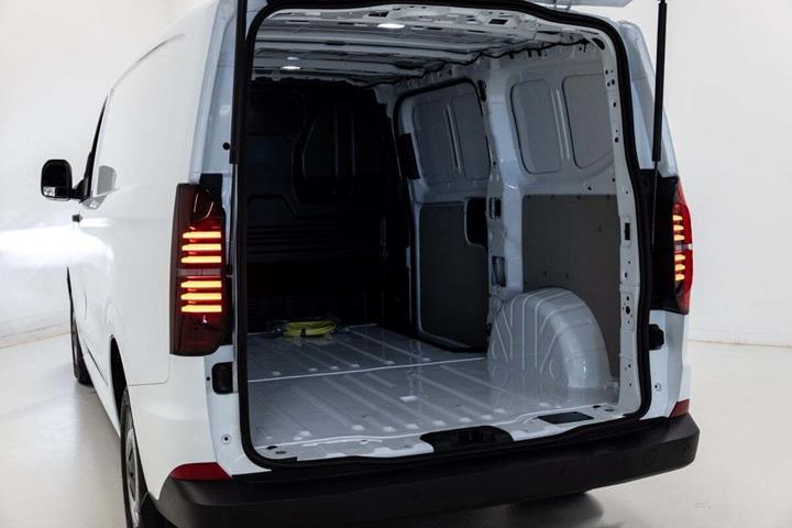 Hvid VW e-Transporter fra 2025 set udefra