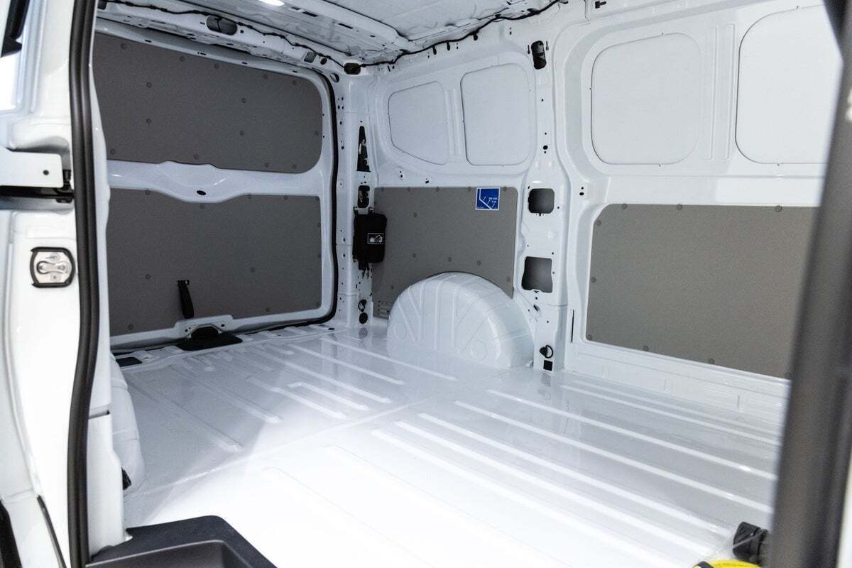 Hvid VW e-Transporter fra 2025 set udefra