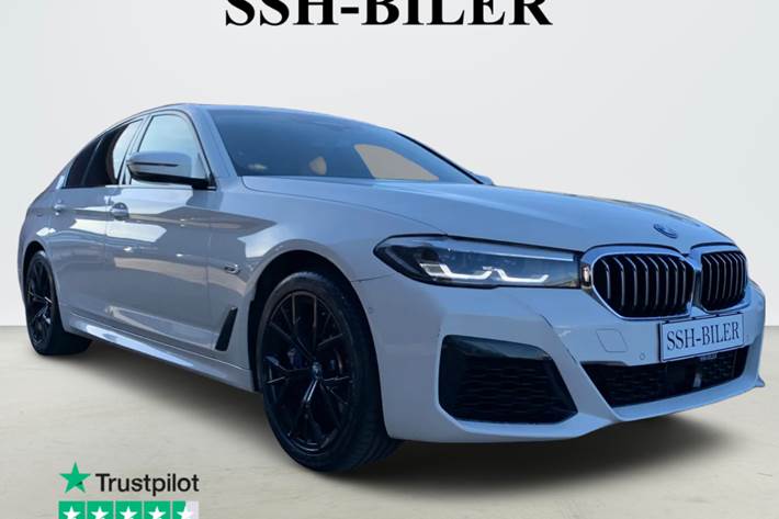Hvid BMW 545e fra 2023 set udefra