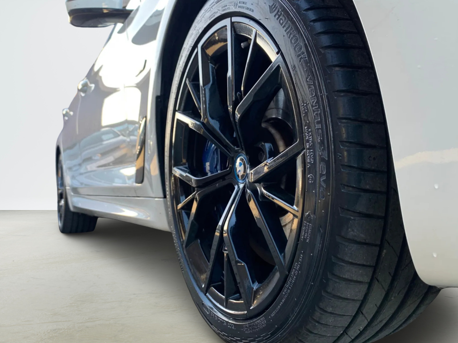 Hvid BMW 545e fra 2023