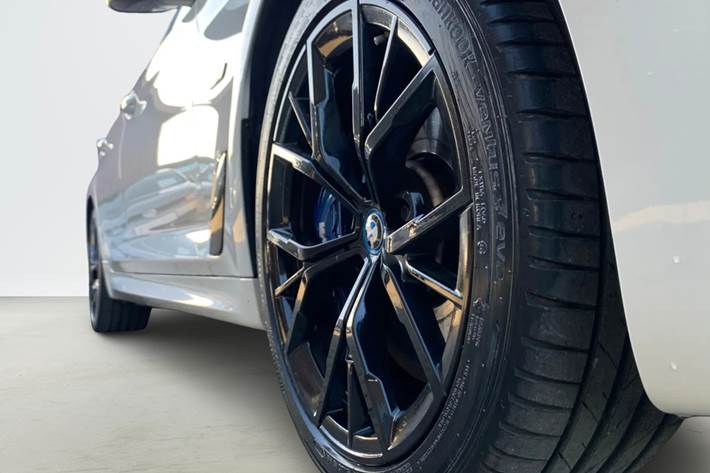 Hvid BMW 545e fra 2023