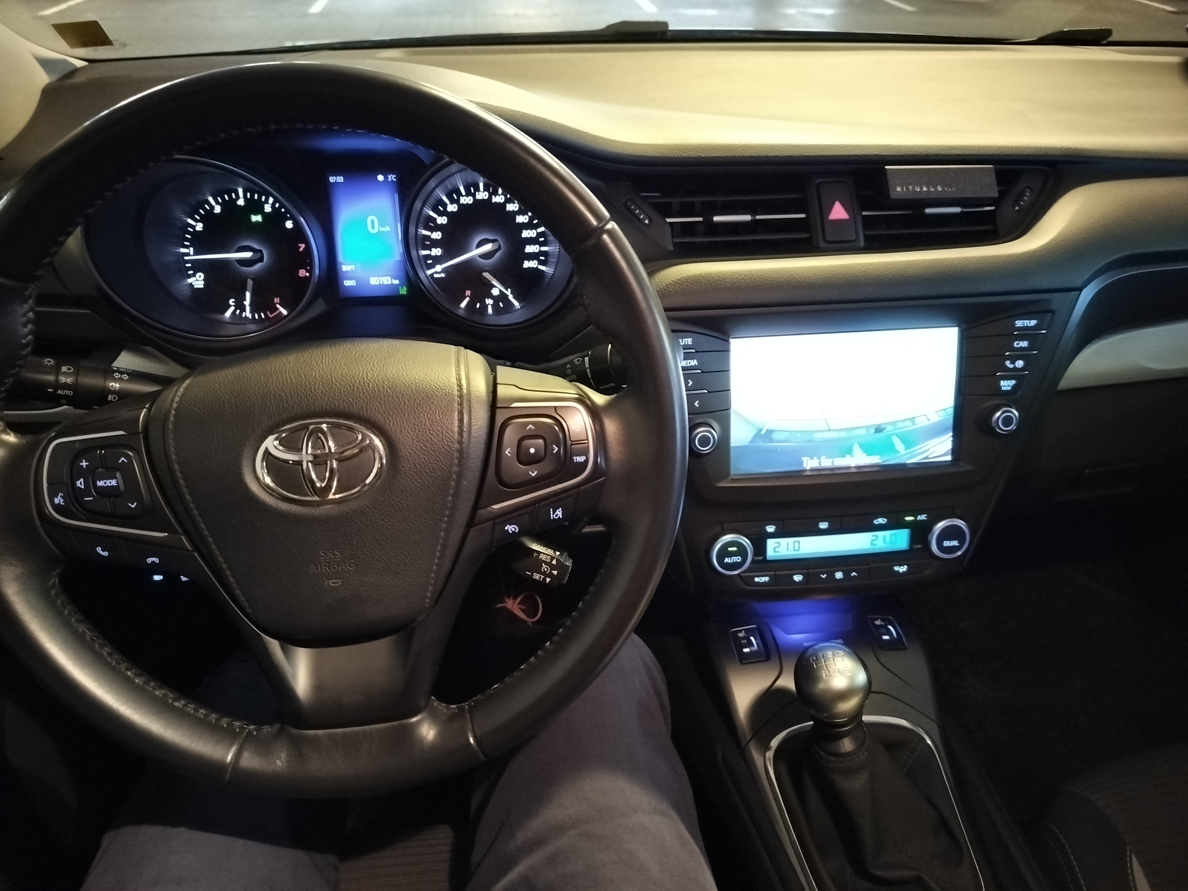 Blå Toyota Avensis fra 2015