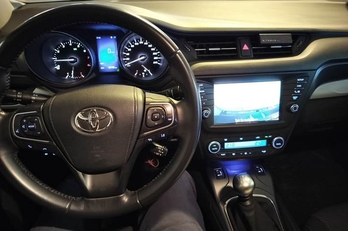 Blå Toyota Avensis fra 2015