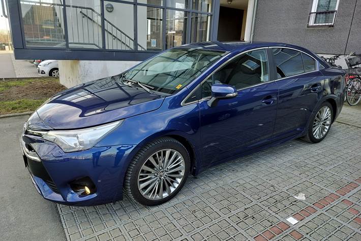 Blå Toyota Avensis fra 2015