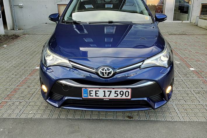 Blå Toyota Avensis fra 2015