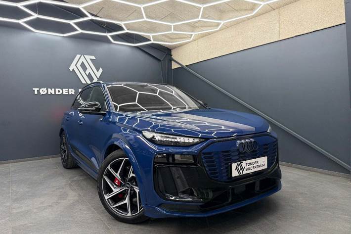 Blå Audi SQ6 e-tron fra 2025 set udefra