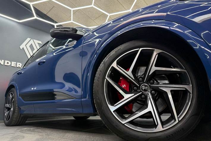 Blå Audi SQ6 e-tron fra 2025