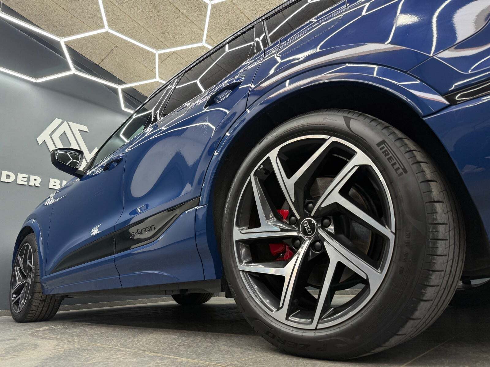 Blå Audi SQ6 e-tron fra 2025