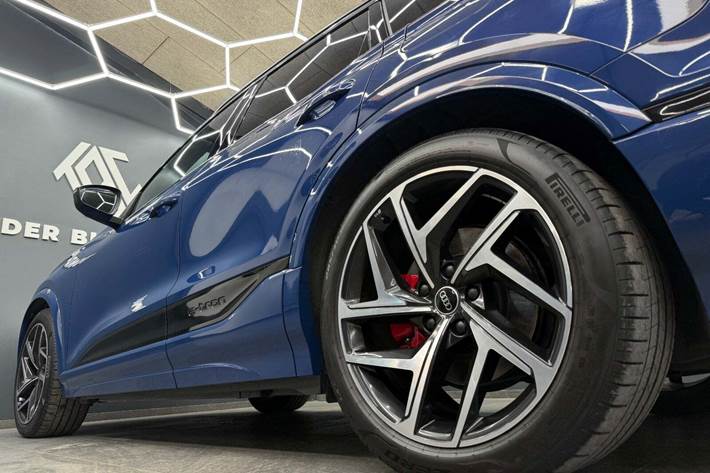 Blå Audi SQ6 e-tron fra 2025