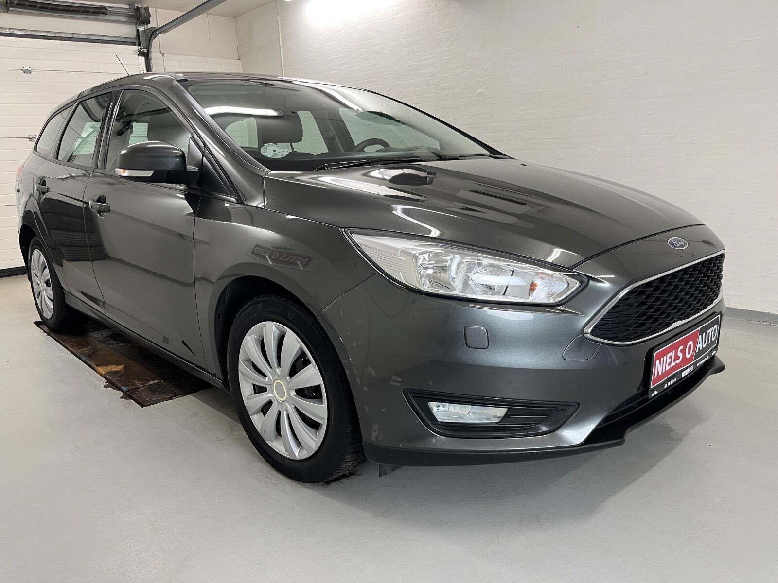 Grå Ford Focus fra 2016