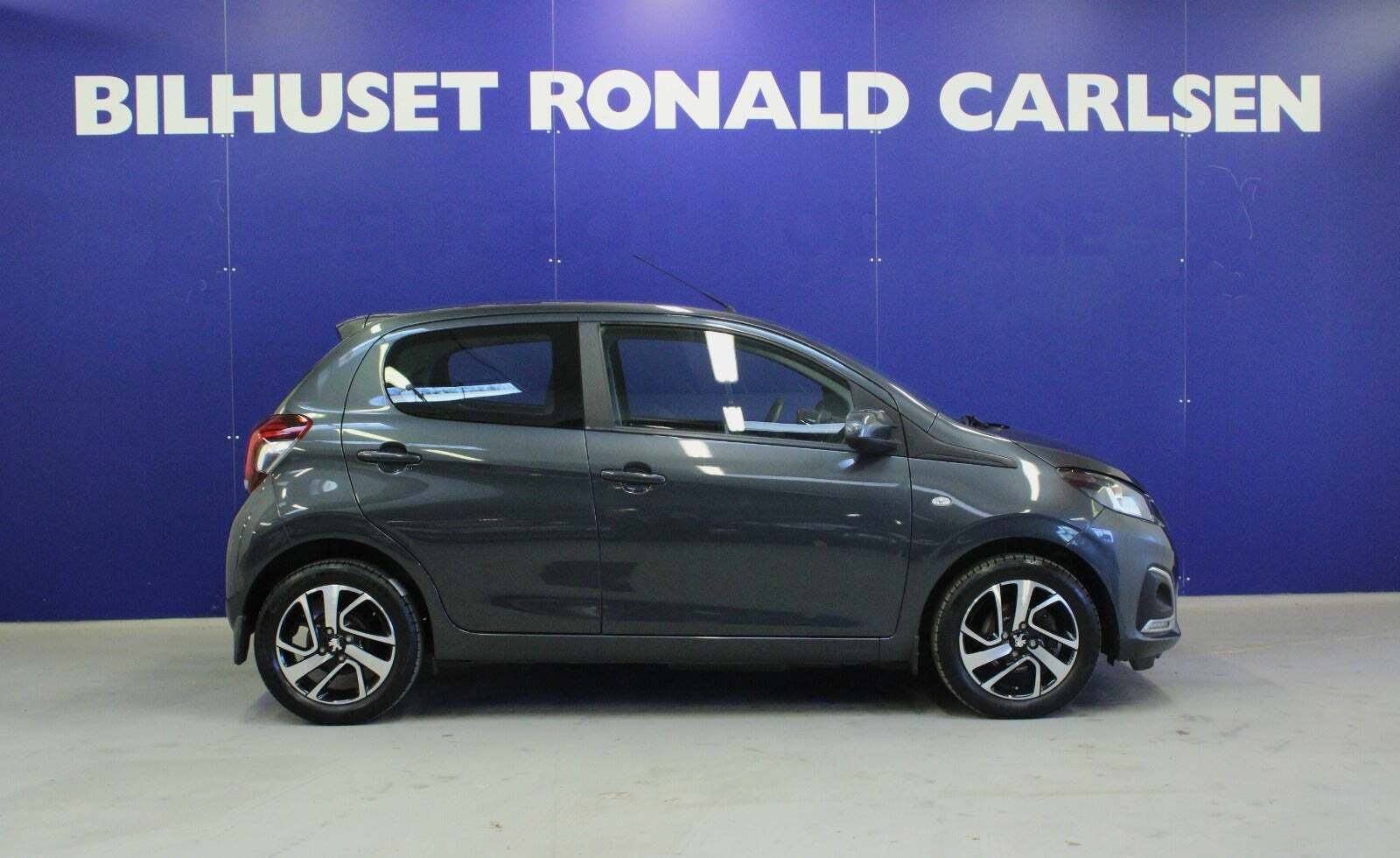 Grå Peugeot 108 fra 2021