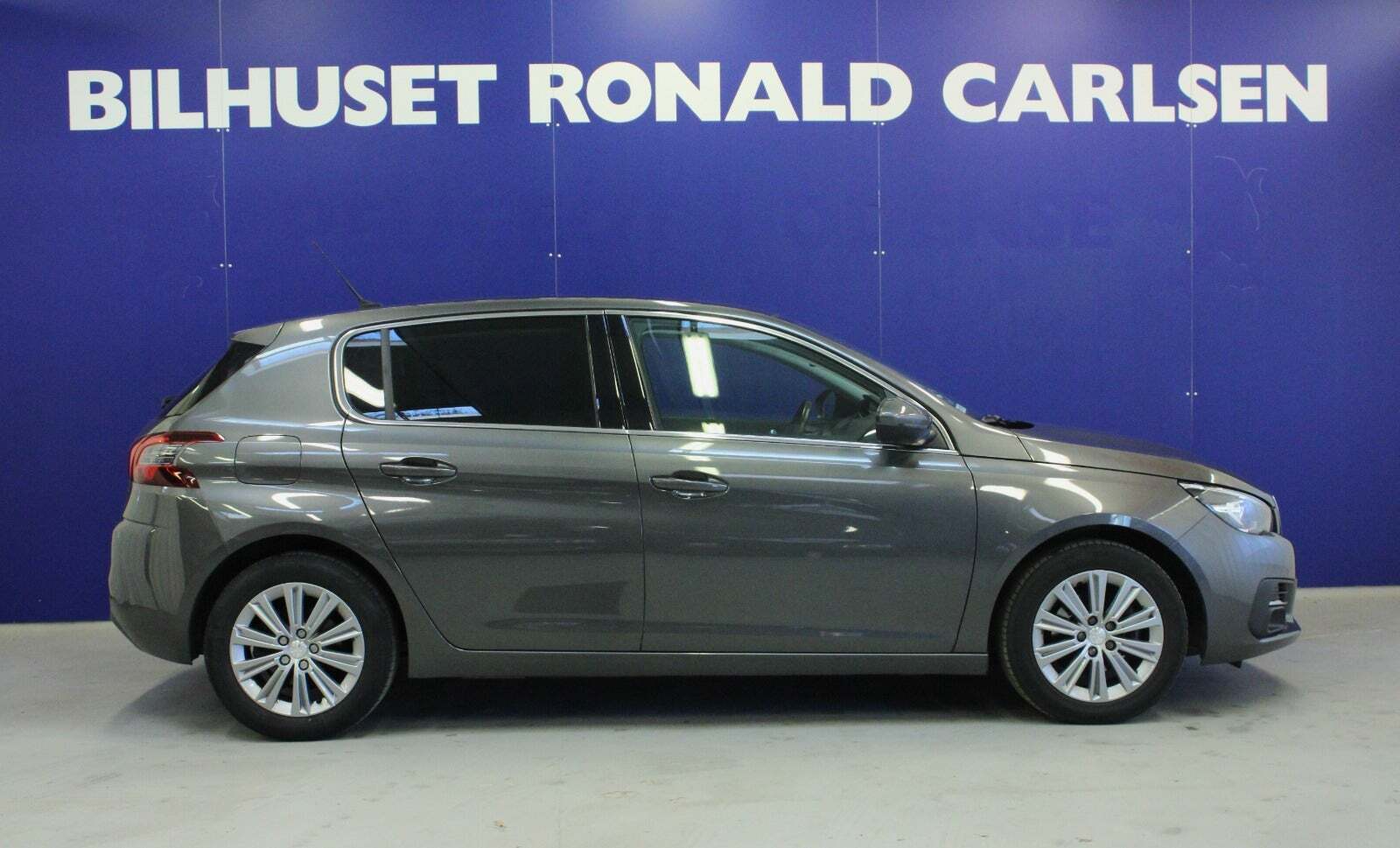 Grå Peugeot 308 fra 2018