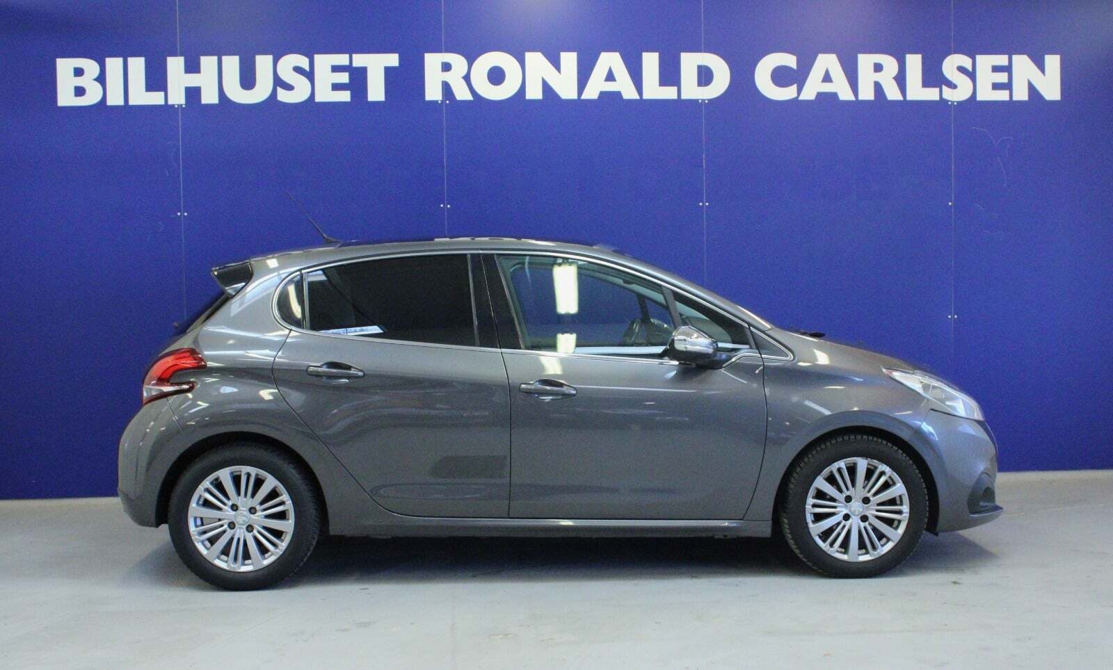 Grå Peugeot 208 fra 2019