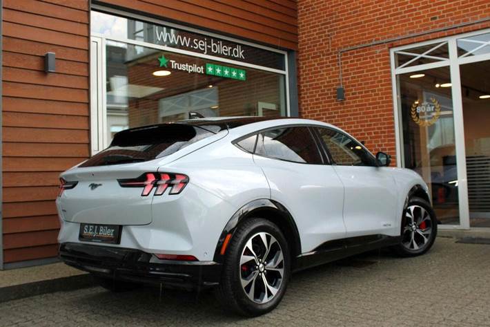 Hvid Ford Mustang Mach-E fra 2023