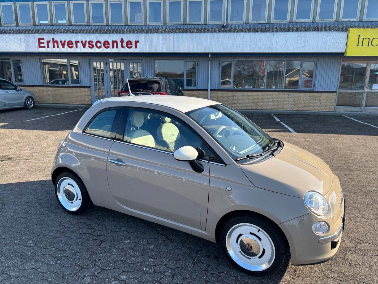 Beige Fiat 500 fra 2014