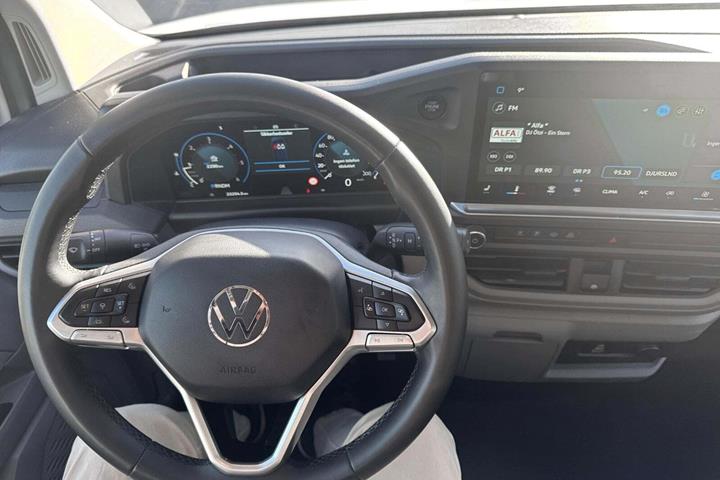 Hvid VW Transporter fra 2025