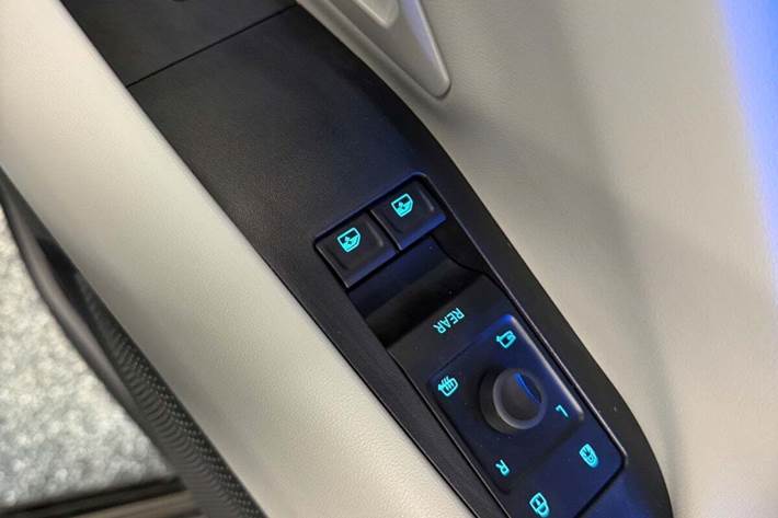 Grå Ford Capri fra 2024