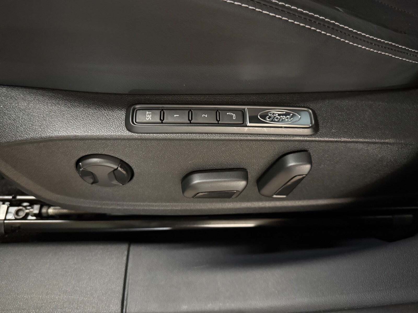 Grå Ford Capri fra 2024