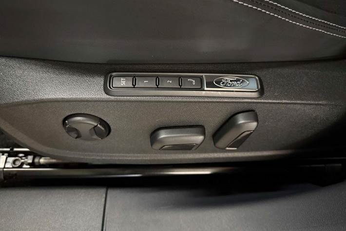 Grå Ford Capri fra 2024