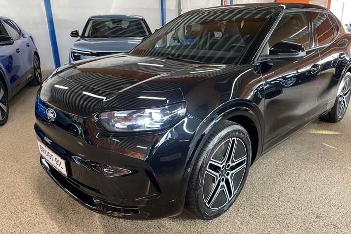 Sort Ford Capri fra 2024 set udefra