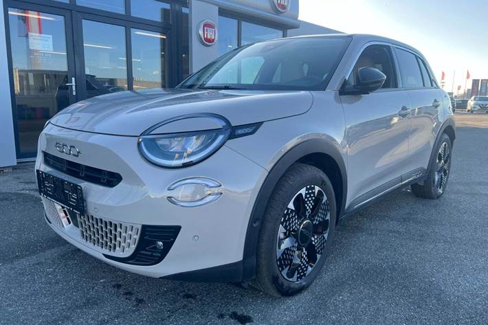 Beige Fiat 600e fra 2024 set udefra